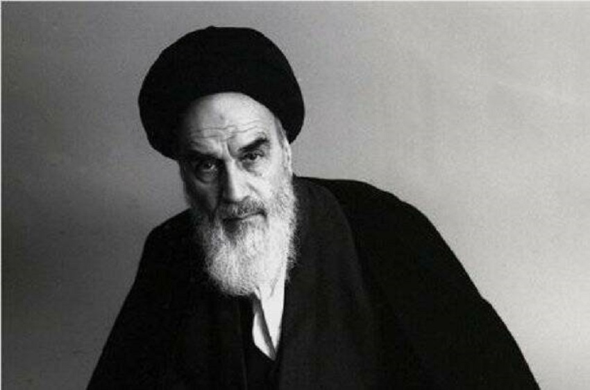 امام خمینی در جلسه ای با آیت الله بروجردی و مراجع ثلاث: مقدس نماها دست شما را بسته اند!